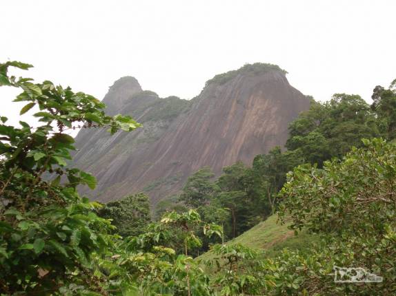 A famosa Pedra do Camelo, a mais conhecida na região de Pancas, nos Pontões Capixabas, noroeste do Espírito Santo (foto de Dez/2008)